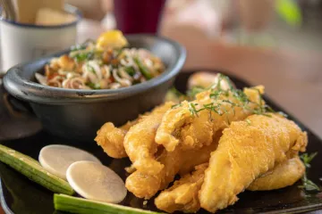 Cá chiên giòn và gỏi bún