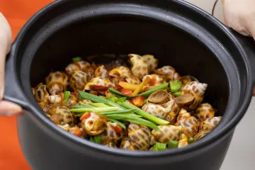 Ốc xào cay rau thơm