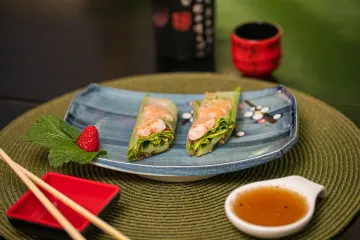 Gỏi cuốn chấm nước sốt