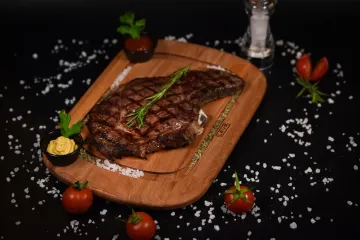 Ribeye nướng hương thảo và cà chua