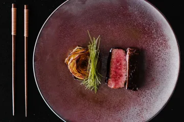 Bít tết wagyu trình bày sang trọng