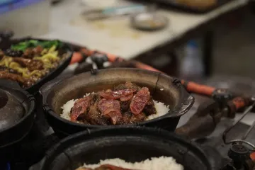 Cơm niêu lạp xưởng