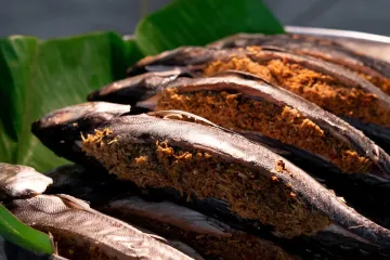 Cá nhồi gia vị trên lá chuối