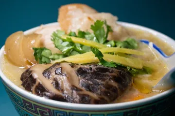 Canh gà nấm hương gừng