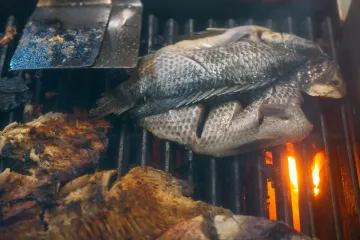 Cá rô phi nướng than