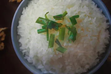 Bát cơm trắng hành lá