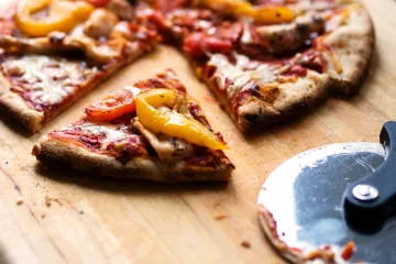 Pizza pepperoni và ớt chuông
