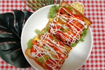 Bánh mì kẹp rau và sốt