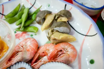 Tôm, ốc và đậu nành luộc