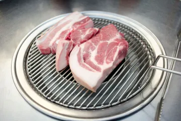 Thịt heo thái lát trên vỉ nướng