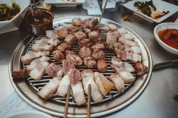 Thịt thái lát nướng trên vỉ