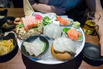 Đĩa sashimi nhiều loại cá