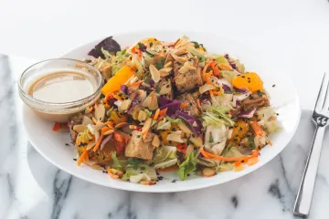 Salad đậu phụ cam hạnh nhân