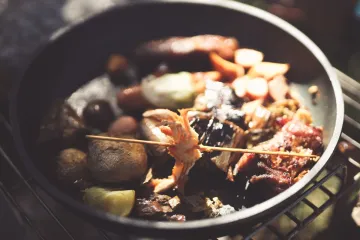 Thịt và rau nướng trên chảo gang