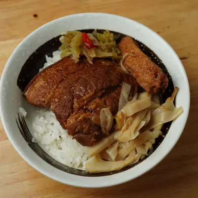 Thịt chân giò kho cải chua