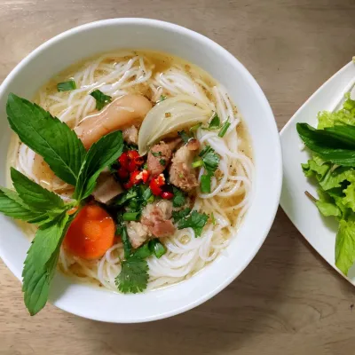 Bún móng giò dọc mùng