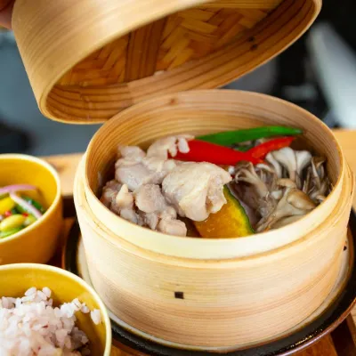 Má đùi gà hấp nấm hương