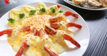 Thịt tôm giòn ngọt, hòa quyện cùng phô mai kéo sợi thơm ngậy